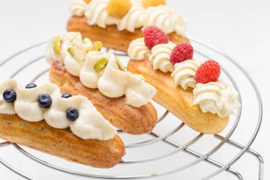 Vanilya beyaz zemin üzerine krem ile eklerleri