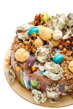 Renkli dekorasyon ile çikolatalı kek