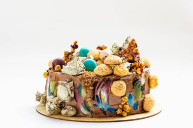 Renkli dekorasyon ile çikolatalı kek