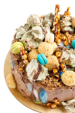 Renkli dekorasyon ile çikolatalı kek