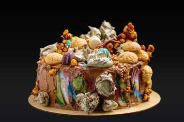 Renkli dekorasyon ile çikolatalı kek