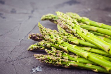 taze yeşil ham kuşkonmaz