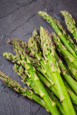 taze yeşil ham kuşkonmaz