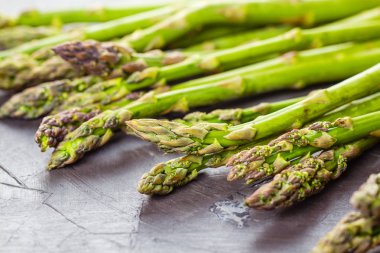 taze yeşil ham kuşkonmaz