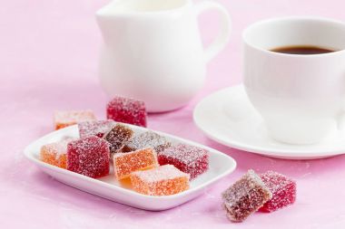 Kahve pembe bir arka plan üzerinde ev yapımı reçel