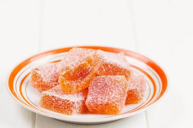 Ev yapımı meyve jöle. Plaka üzerinde portakal marmelat