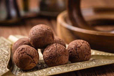 Çikolatalı trüf ve kakao tozu.