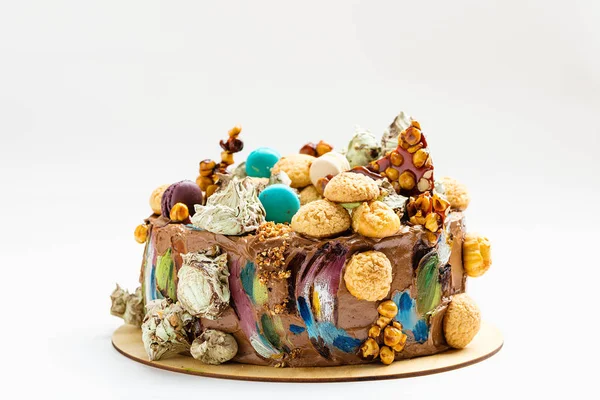 Renkli dekorasyon ile çikolatalı kek