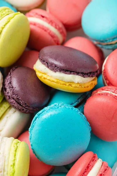 Lote de macaroons coloridos. Sobremesa francesa tradicional — Fotografia de Stock