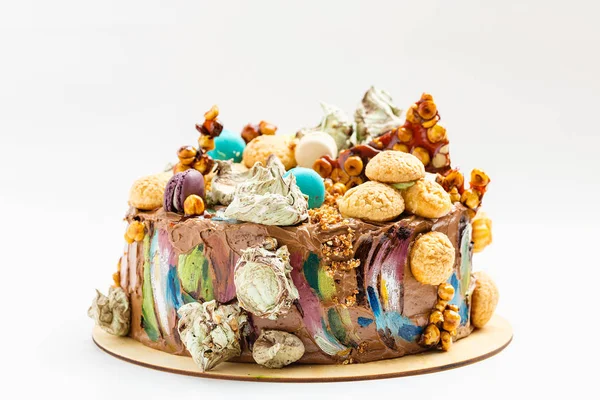Renkli dekorasyon ile çikolatalı kek