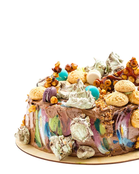 カラフルな装飾とチョコレート クリーム ケーキ — ストック写真