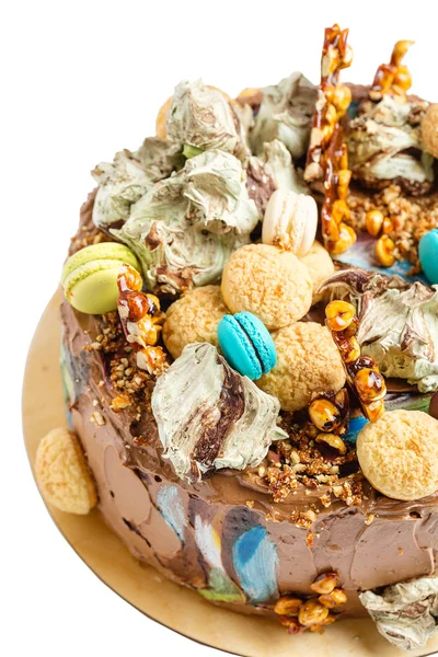 Renkli dekorasyon ile çikolatalı kek