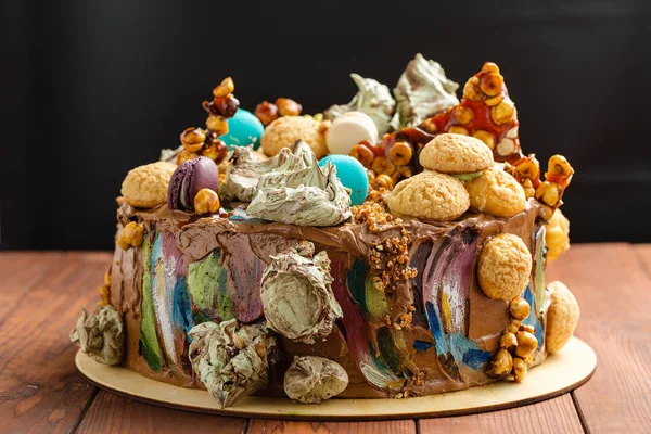 Шоколадный торт с красочными украшениями — стоковое фото