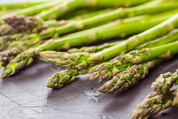 taze yeşil ham kuşkonmaz