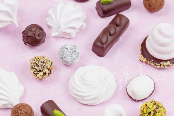 Sortiment an hausgemachten Süßigkeiten. Marshmallows und Pralinen — Stockfoto