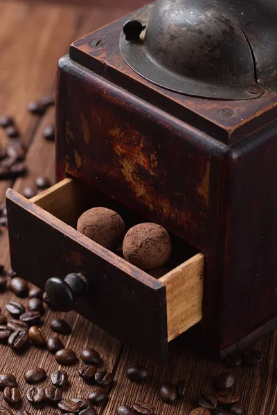 Trufas de chocolate en molino de café — Foto de Stock
