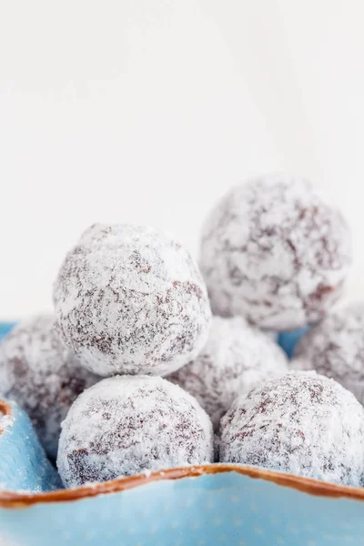 Schokoladentrüffel mit Zuckerpuder auf weißem — Stockfoto