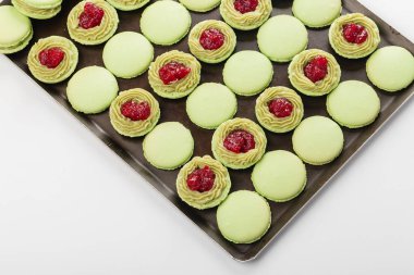 Antep fıstığı ganache krem ve ahududu co ile yeşil macaroons