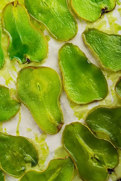 Yeşil renkli karamelize armut yongaları için kek dekorasyonu