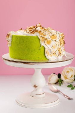 Yeşil kek yanmış kremayla süslenmiş