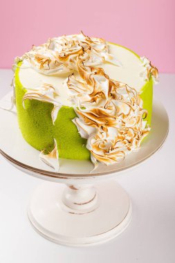 Yeşil kek yanmış kremayla süslenmiş