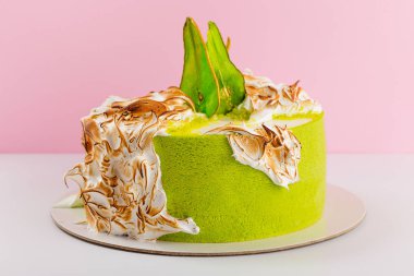 Yanık beze ve renkli armut dilim yeşil kek dekore edilmiş