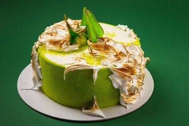 Doğum günü pastası yanmış beze ve gr renkli armut dilimleri ile