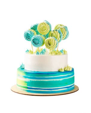 Beyaz izole mavi ve yeşil katmanlı doğum günü pastası