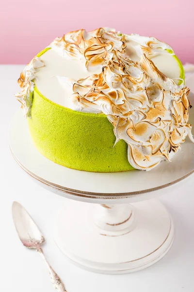 Πράσινο κέικ διακοσμημένο με καμένο μαρέγκα — Φωτογραφία Αρχείου