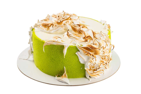 Torta di compleanno verde con meringa isolata su bianco — Foto Stock