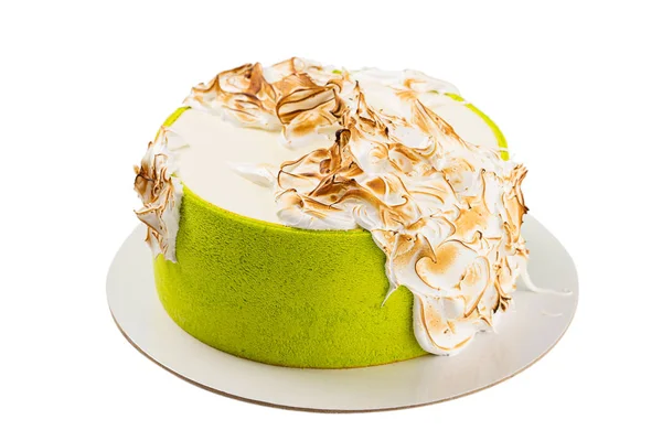 Torta verde decorata con meringa bruciata isolata su bianco — Foto Stock