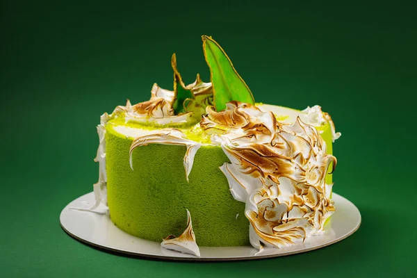 Torta di compleanno con meringa bruciata e fette di pera colorate su gr — Foto Stock