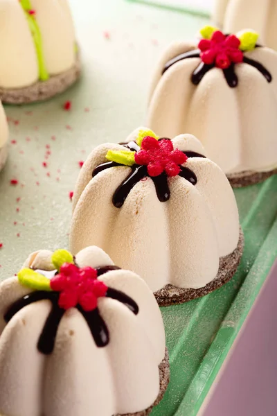 Mini dessert pâtissier en mousse en forme de fleur recouvert de v chocolat — Photo