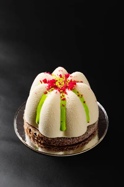 Mini mousse pasticceria dolce ricoperta di velluto al cioccolato bianco — Foto Stock