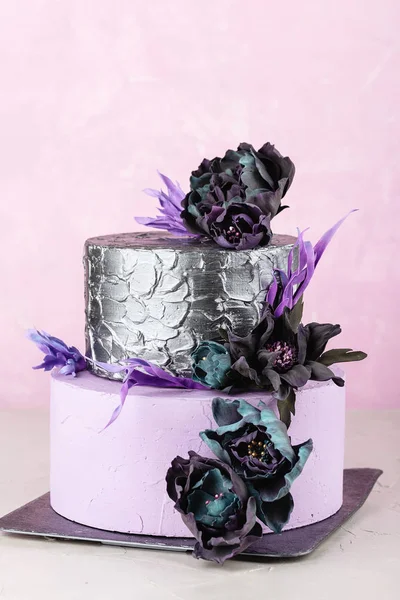 Tiered wedding cake with black fake flowers — Stock Photo, Image