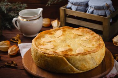 Ev yapımı etli börek sonbahar yaprakları ile dekore edilmiştir.