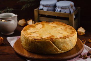 Ev yapımı etli börek sonbahar yaprakları ile dekore edilmiştir.