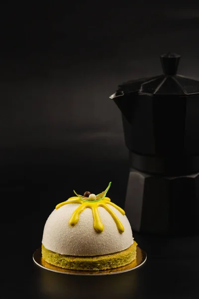 Moussegebäck Dessert in weißer Schokolade Velourüberzug — Stockfoto
