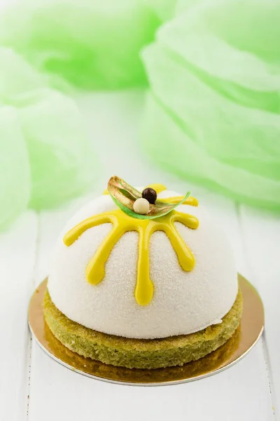 Mini mousse pasticceria dolce con velluto al cioccolato bianco e yello — Foto Stock