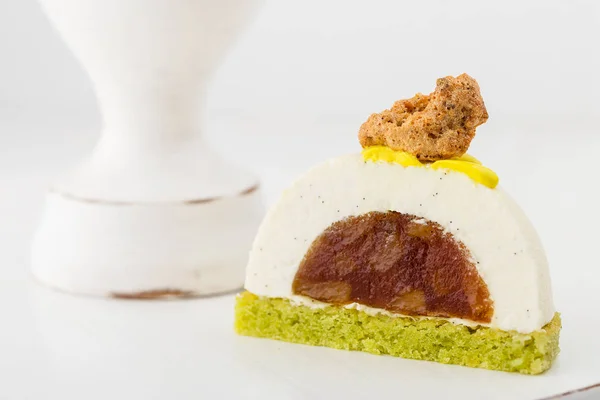 Vanille-Mousse-Dessert mit karamellisierter Birne — Stockfoto