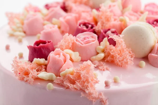 Gros plan rose crème rose fleurs décoration sur gâteau glacé — Photo