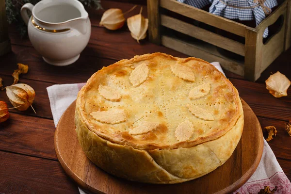 Hausgemachte Fleischpastete mit Herbstblättern dekoriert — Stockfoto