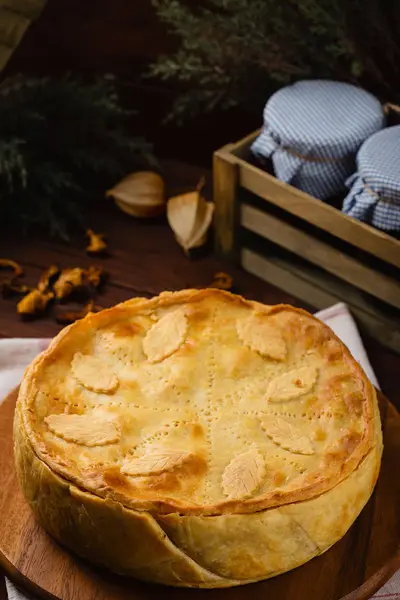 Hausgemachte Fleischpastete mit Herbstblättern dekoriert — Stockfoto