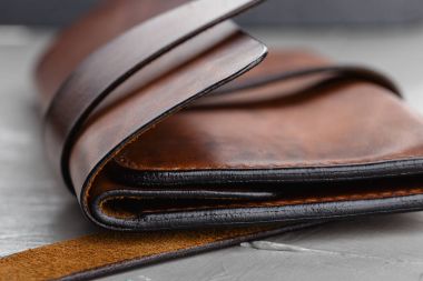 Closeup şık el yapımı kahverengi deri cüzdan