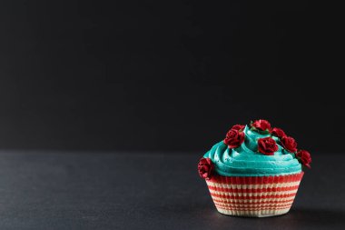 Kopya alanı siyah zemin üzerine mavi cupcake