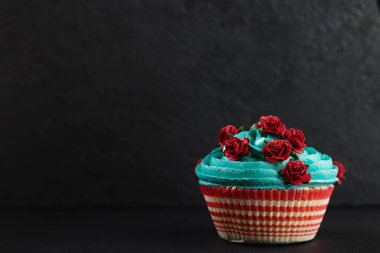 Kopya alanı siyah zemin üzerine mavi cupcake