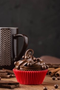 Kopya alanı ile siyah arka plan üzerine ev yapımı çikolatalı kek