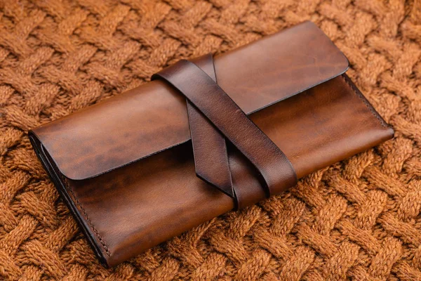 Elegante cartera de cuero marrón hecha a mano —  Fotos de Stock