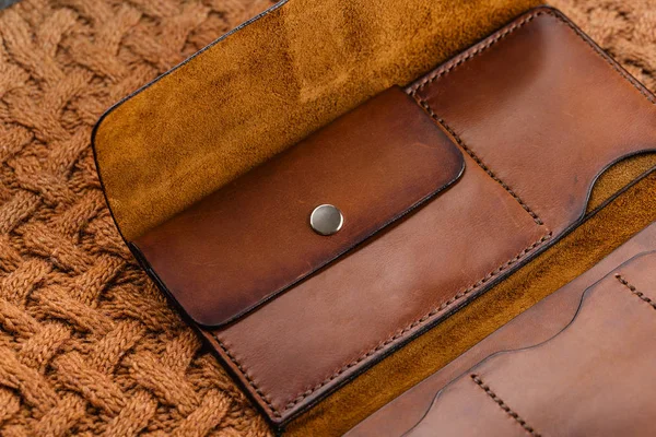 Monedero abierto de cuero marrón hecho a mano —  Fotos de Stock