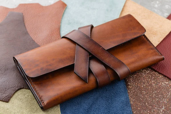 Monedero casual de cuero marrón hecho a mano —  Fotos de Stock